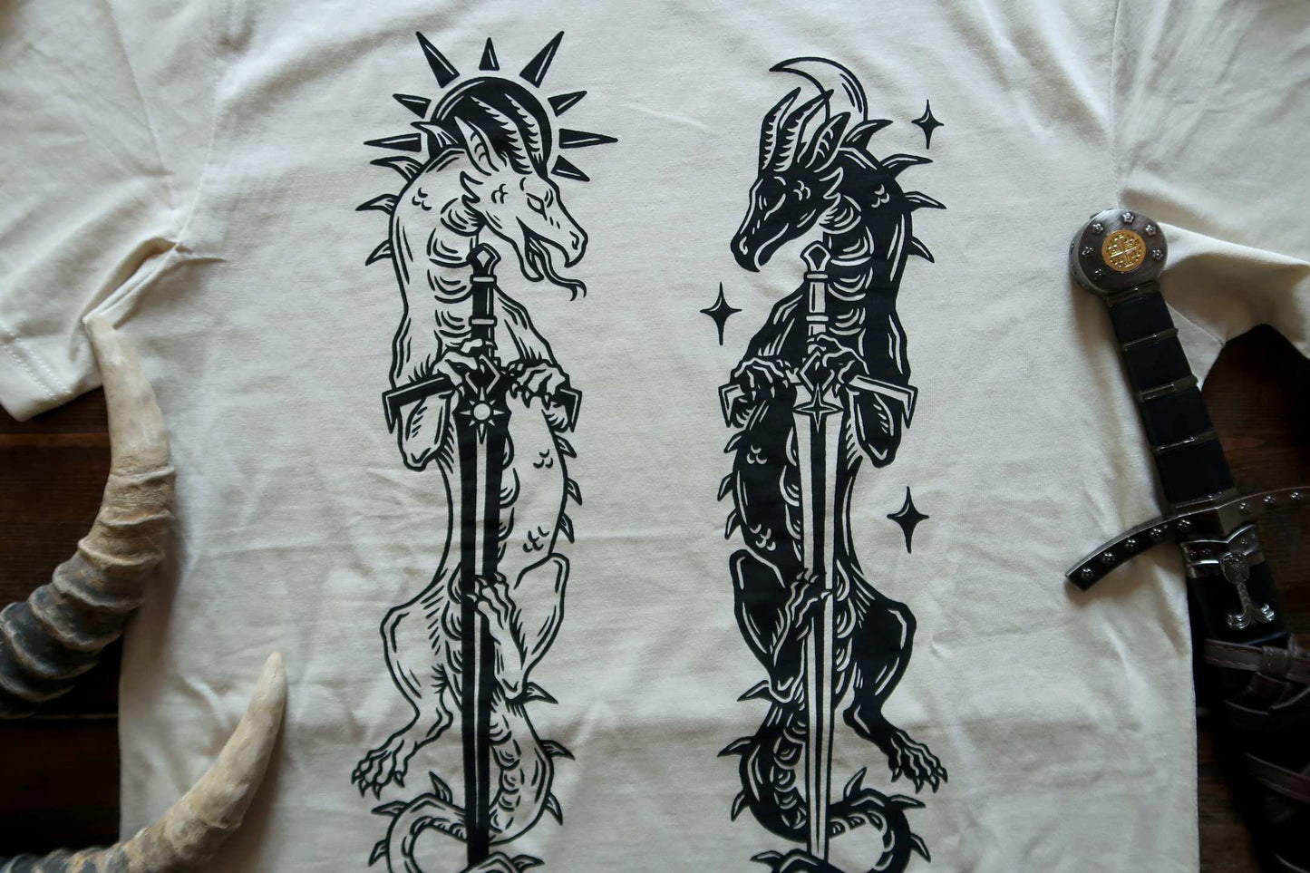 Sword and dragons - Sand t-shirt